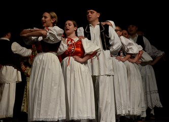 FOTO Gradska smotra: Na pozornici nastupilo 412 folkloraša, Šiljakovina i Lomničani najbolji