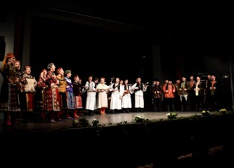 FOTO Gradska smotra: Na pozornici nastupilo 412 folkloraša, Šiljakovina i Lomničani najbolji