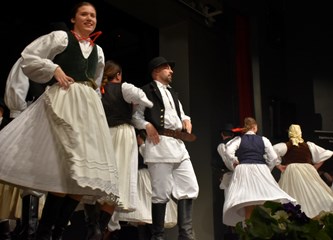 FOTO Gradska smotra: Na pozornici nastupilo 412 folkloraša, Šiljakovina i Lomničani najbolji