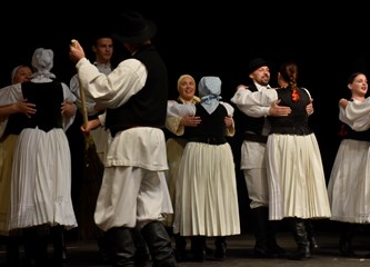 FOTO Gradska smotra: Na pozornici nastupilo 412 folkloraša, Šiljakovina i Lomničani najbolji