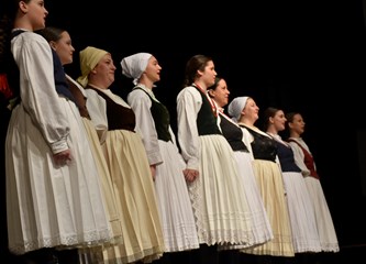 FOTO Gradska smotra: Na pozornici nastupilo 412 folkloraša, Šiljakovina i Lomničani najbolji