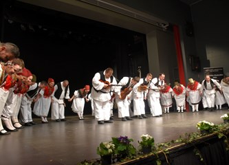 FOTO Gradska smotra: Na pozornici nastupilo 412 folkloraša, Šiljakovina i Lomničani najbolji