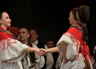 FOTO Gradska smotra: Na pozornici nastupilo 412 folkloraša, Šiljakovina i Lomničani najbolji