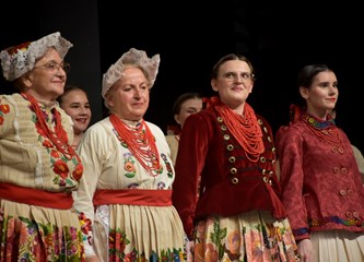 FOTO Gradska smotra: Na pozornici nastupilo 412 folkloraša, Šiljakovina i Lomničani najbolji