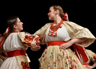 FOTO Gradska smotra: Na pozornici nastupilo 412 folkloraša, Šiljakovina i Lomničani najbolji