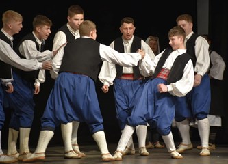 FOTO Gradska smotra: Na pozornici nastupilo 412 folkloraša, Šiljakovina i Lomničani najbolji