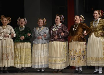 FOTO Gradska smotra: Na pozornici nastupilo 412 folkloraša, Šiljakovina i Lomničani najbolji