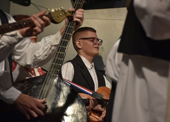 FOTO Gradska smotra: Na pozornici nastupilo 412 folkloraša, Šiljakovina i Lomničani najbolji