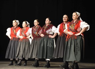 FOTO Gradska smotra: Na pozornici nastupilo 412 folkloraša, Šiljakovina i Lomničani najbolji