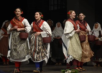FOTO Gradska smotra: Na pozornici nastupilo 412 folkloraša, Šiljakovina i Lomničani najbolji