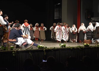 FOTO Gradska smotra: Na pozornici nastupilo 412 folkloraša, Šiljakovina i Lomničani najbolji