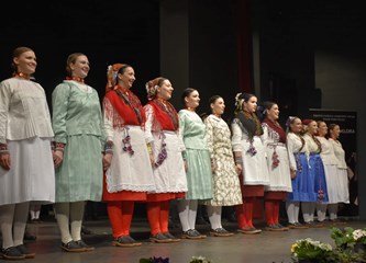 FOTO Gradska smotra: Na pozornici nastupilo 412 folkloraša, Šiljakovina i Lomničani najbolji