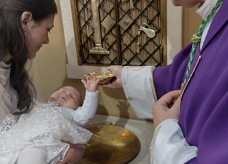 U Navještenju krštena malena Elizabeta, šesto dijete obitelji Brabenec