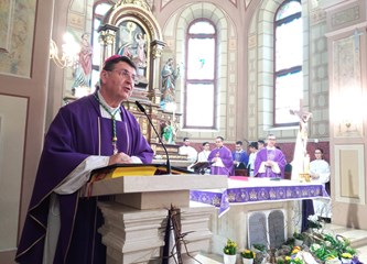 U Navještenju krštena malena Elizabeta, šesto dijete obitelji Brabenec