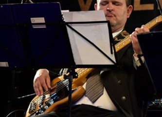 Naoružani instrumentima vojnici otvorili VG Brass