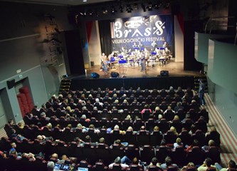 Naoružani instrumentima vojnici otvorili VG Brass