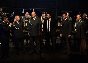 Naoružani instrumentima vojnici otvorili VG Brass