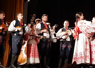 KUD Mičevec turopoljske narodne običaje prikazao na festivalu folklora u Pragu