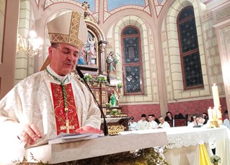 Biskup Šaško predvodio Vazmeno bdjenje u Župi Navještenja BDM u Velikoj Gorici