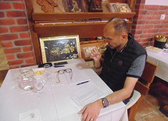 Vino mješavine bijelih sorti Branka Dobrenića okrunjeno šampionskom titulom na ocjenjivanju vina Udruge Grozd