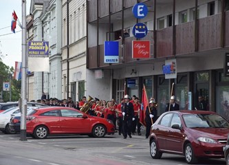 Vatrogasci u svečanoj povorci kroz grad