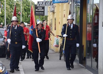Vatrogasci u svečanoj povorci kroz grad
