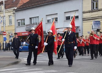 Vatrogasci u svečanoj povorci kroz grad