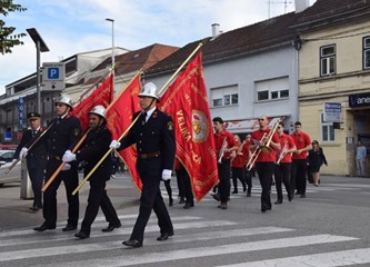 Vatrogasci u svečanoj povorci kroz grad