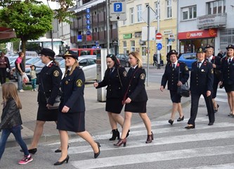 Vatrogasci u svečanoj povorci kroz grad