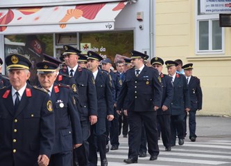 Vatrogasci u svečanoj povorci kroz grad