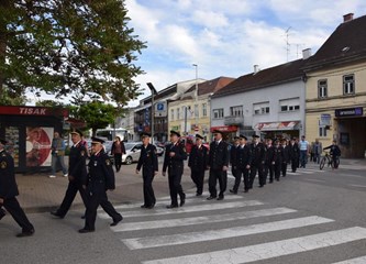 Vatrogasci u svečanoj povorci kroz grad