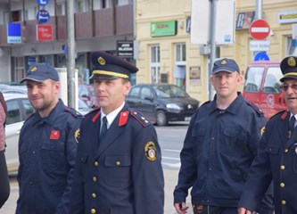 Vatrogasci u svečanoj povorci kroz grad