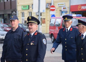 Vatrogasci u svečanoj povorci kroz grad