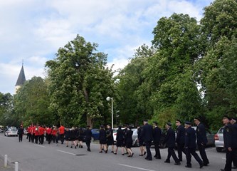 Vatrogasci u svečanoj povorci kroz grad